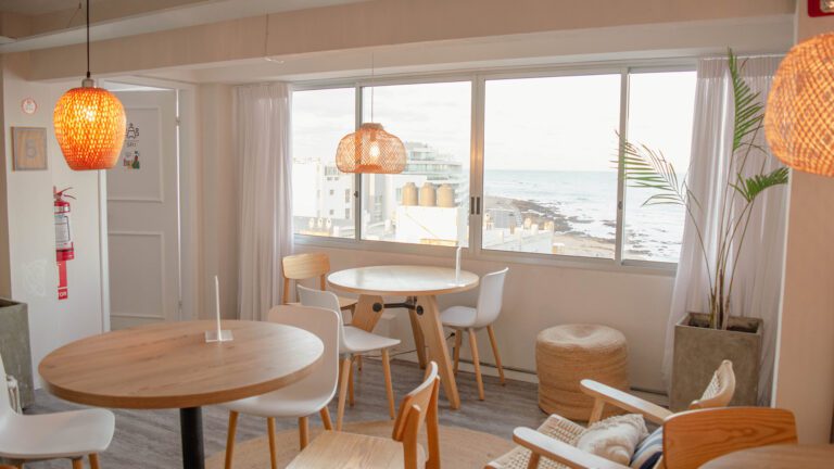 espacio de cowork con vista al mar