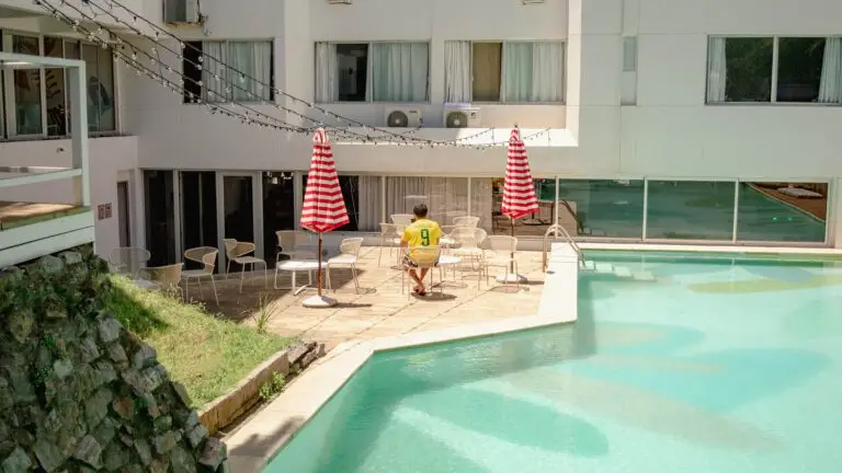 apartamentos y pileta al aire libre