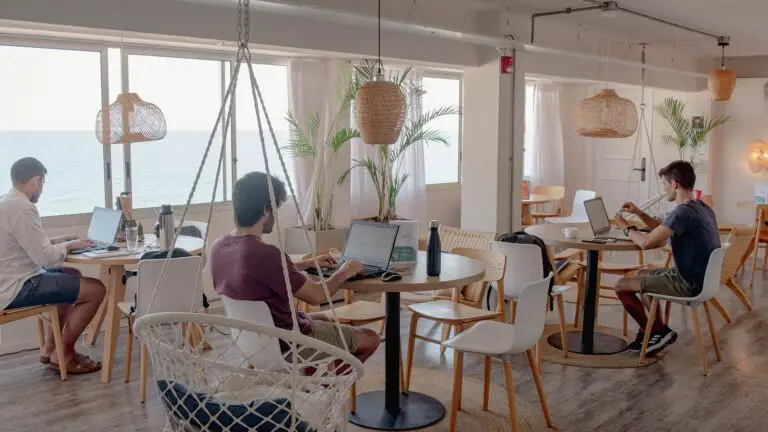 zona de cowork con vista al mar