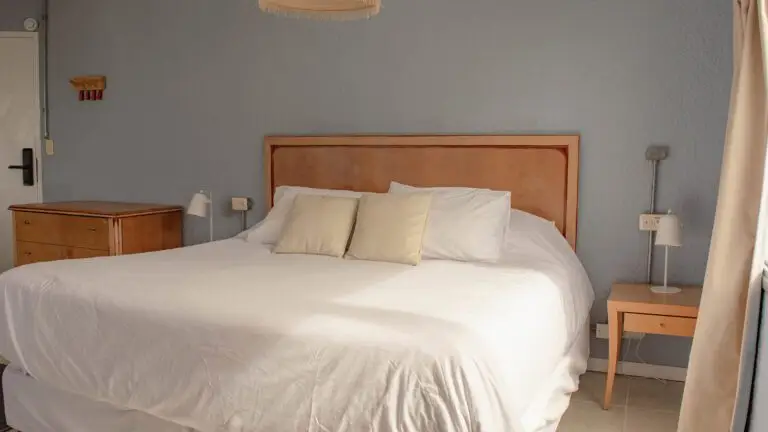 habitacion con cama doble