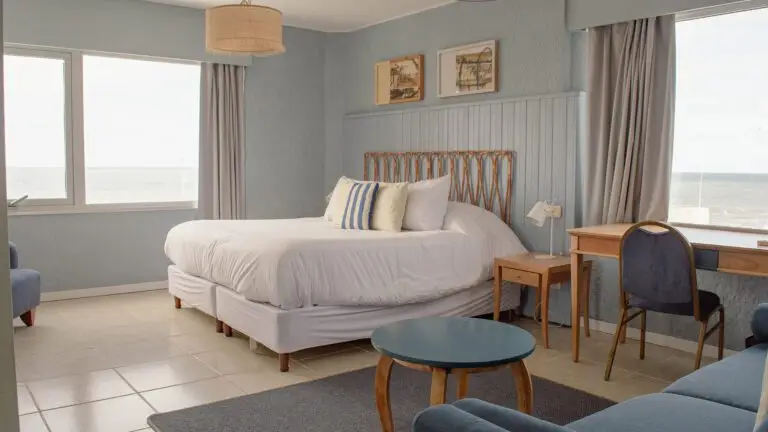 habitacion con cama doble y vista al mar