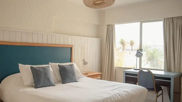 escritorio y comoda cama